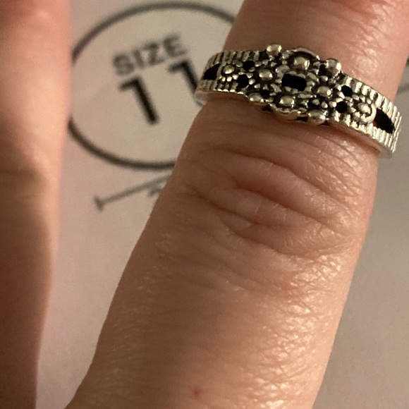 Size 4 silver Ring with intricate design - Picture 6 of 8
